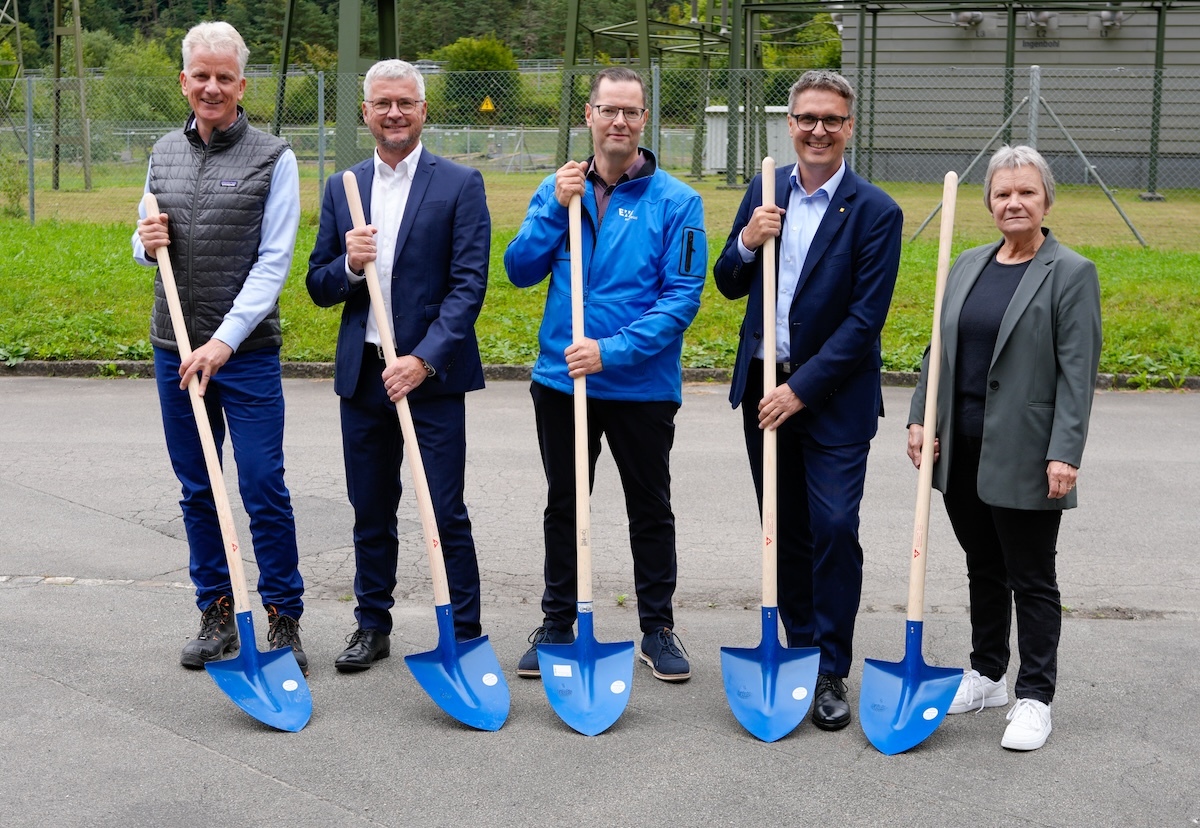 Bildlegende (v.l.n.r.): Frank Amend (Axpo), Willy Lussmann (Gemeindepräsident Silenen), Werner Jauch (CEO energieUri), Hermann Epp (Regierungsrat Kanton Uri), Verena Tresch (Gemeindepräsidentin Gurtnellen)