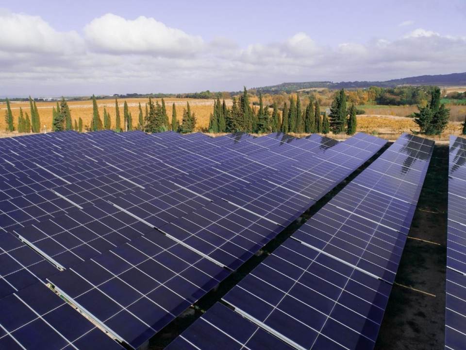Axpo baut Solarpark für Frankreichs Staat