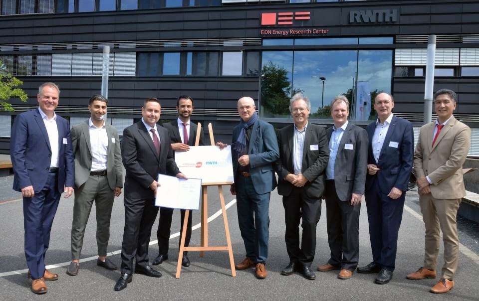 V.l.n.r.: Prof. Dr. Dirk Müller (E.ON ERC, RWTH Aachen), Dr. Arsam Aryandoust (E.ON ERC, RWTH Aachen), Stefan Padberg (E.ON Innovation), Dr. Munib Amin (E.ON Innovation), Rektor Prof. Dr. Ulrich Rüdiger (RWTH Aachen), Prof. Dr. Reinhard Madlener (E.ON ERC, RWTH Aachen), Prof. Dr. Dirk Uwe Sauer (E.ON ERC, RWTH Aachen), Prof. Dr. Rik de Doncker (RWTH Aachen), Prof. Dr. Aaron Praktiknjo (E.ON ERC, RWTH Aachen); ©Andreas Schmitter