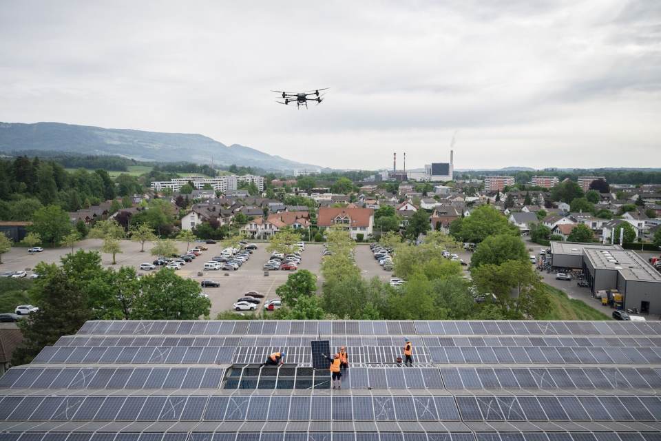 Helion wartet Solaranlage mit Lastendrohnen