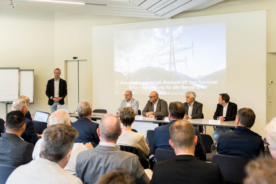 Präsentation vor den Konsorten - vorne Kernteam EVU Bern von links: Helmut Perreten, CEO Industrielle Betriebe Interlaken AG, Martin Kamber, CEO Energie Service Biel/Bienne, Michel Gasche, Geschäftsführer Genossenschaft Elektra Jegensdorf, Michael Gruber, CEO Energie Thun AG, Christian Allenbach, Stv. Geschäftsführer Licht- und Wasserwerk Adelboden AG, es fehlt Urs Linder, Betriebsleiter Alpenenergie Meiringen